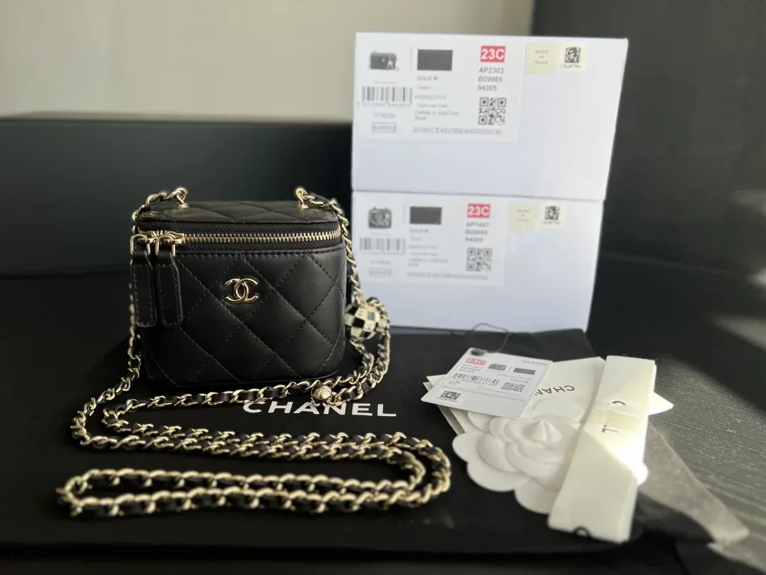 Chanel Vanity With Chain Black / Chanel Vanity With Chain Black /