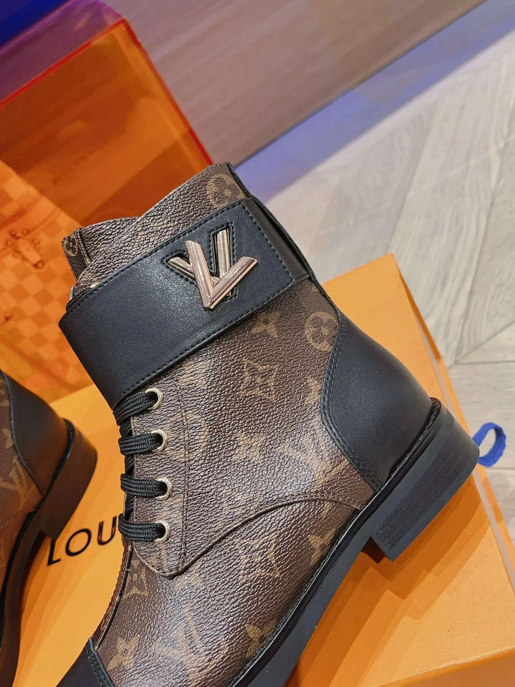 Louis Vuitton Wonderland Flat Ranger Brown 1AAV61 Louis Vuitton Wonderland Flat Ranger Brown 1AAV61