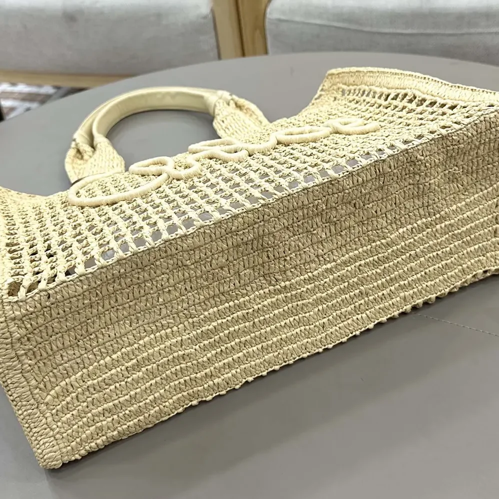 Chloe Summer Banana East-west Tote Bag in Raffia & Buffalo Leather for Women in Beige Chloe Summer Banana East-west Tote Bag in Raffia & Buffalo Leather for Women in Beige