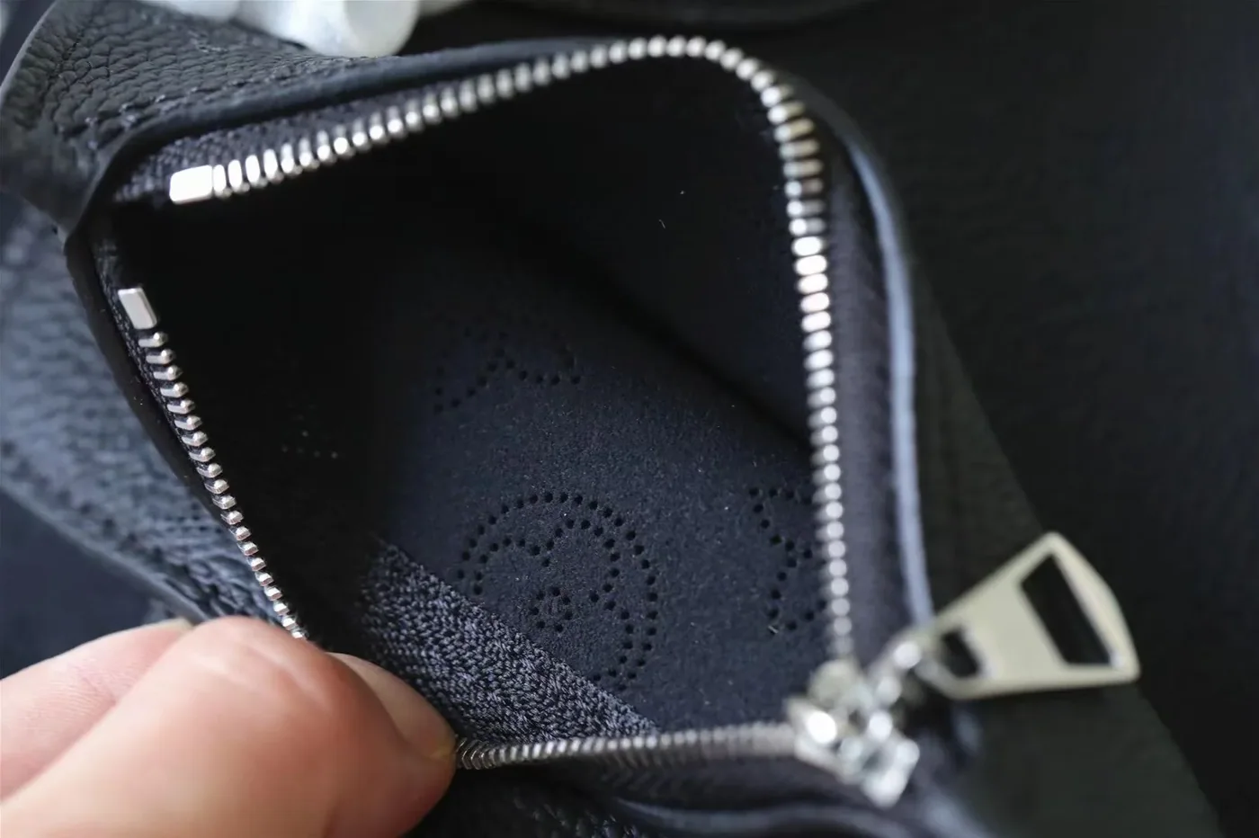 Louis Vuitton Loop Blossom PM Black / Louis Vuitton Loop Blossom PM Black /