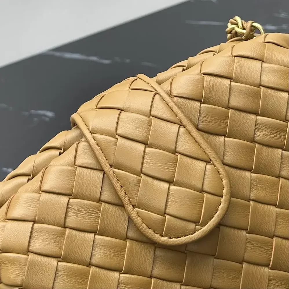 Bottega Veneta Teen Lauren 1980 With Chain for Women in Dark Praline Bottega Veneta Teen Lauren 1980 With Chain for Women in Dark Praline