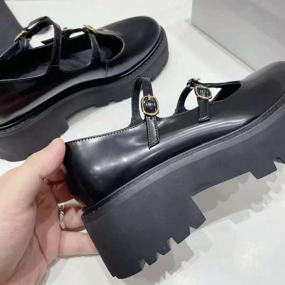 Celine Bulky Babies Triomphe in Polished Bull for Women in Black Celine Bulky Babies Triomphe in Polished Bull for Women in Black