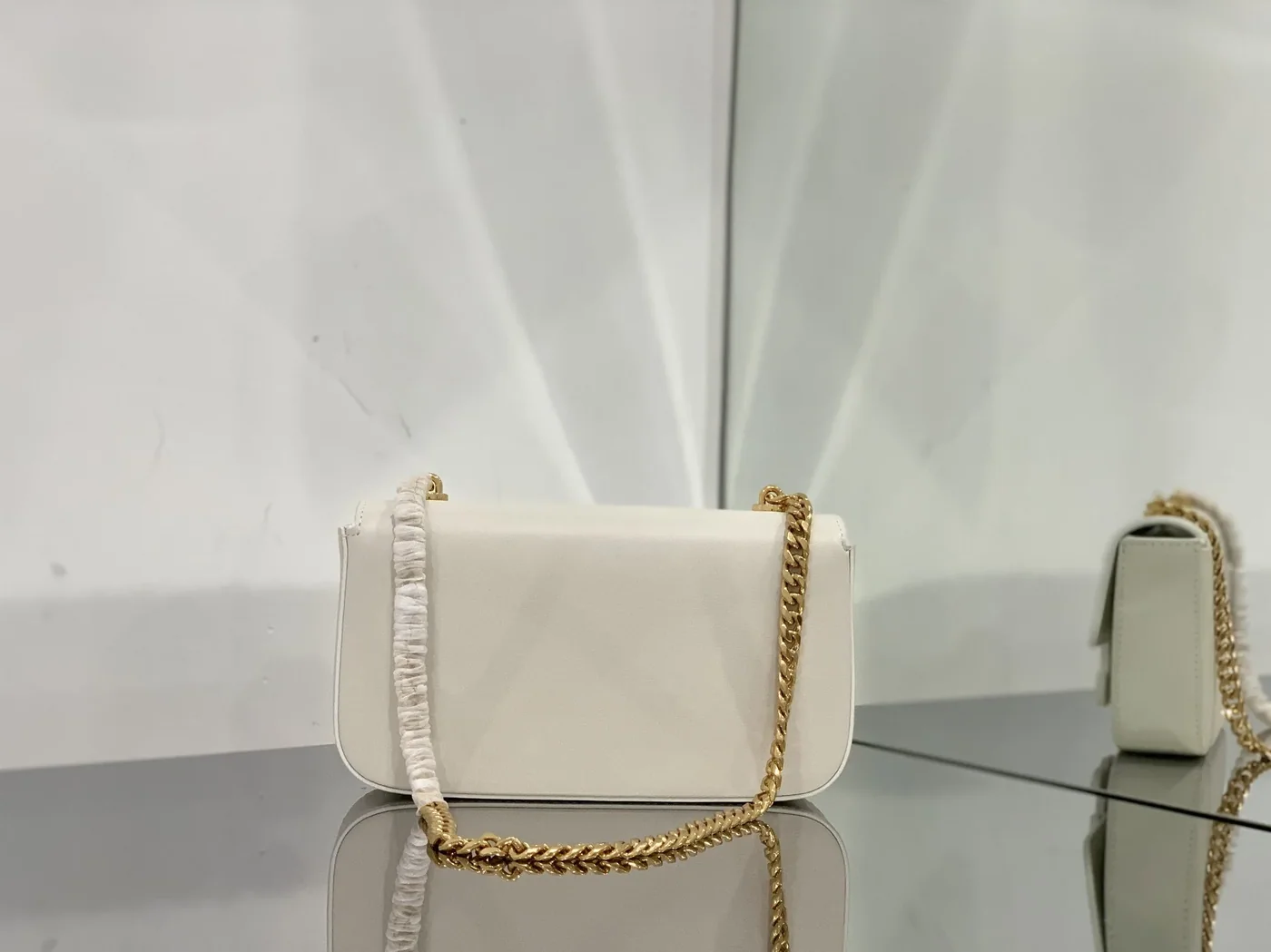 Celine Chain Shoulder Bag Cuir Triomphe White / Celine Chain Shoulder Bag Cuir Triomphe White /
