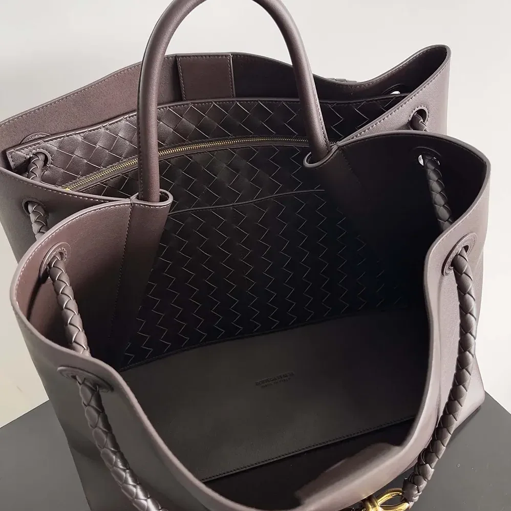 Bottega Veneta Large Andiamo in Silky Calf Leather-806010V4O922190 for Women Bottega Veneta Large Andiamo in Silky Calf Leather-806010V4O922190 for Women