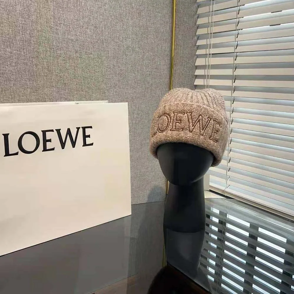 Loewe LOEWE Beanie in Wool for Unisex in Beige Loewe LOEWE Beanie in Wool for Unisex in Beige