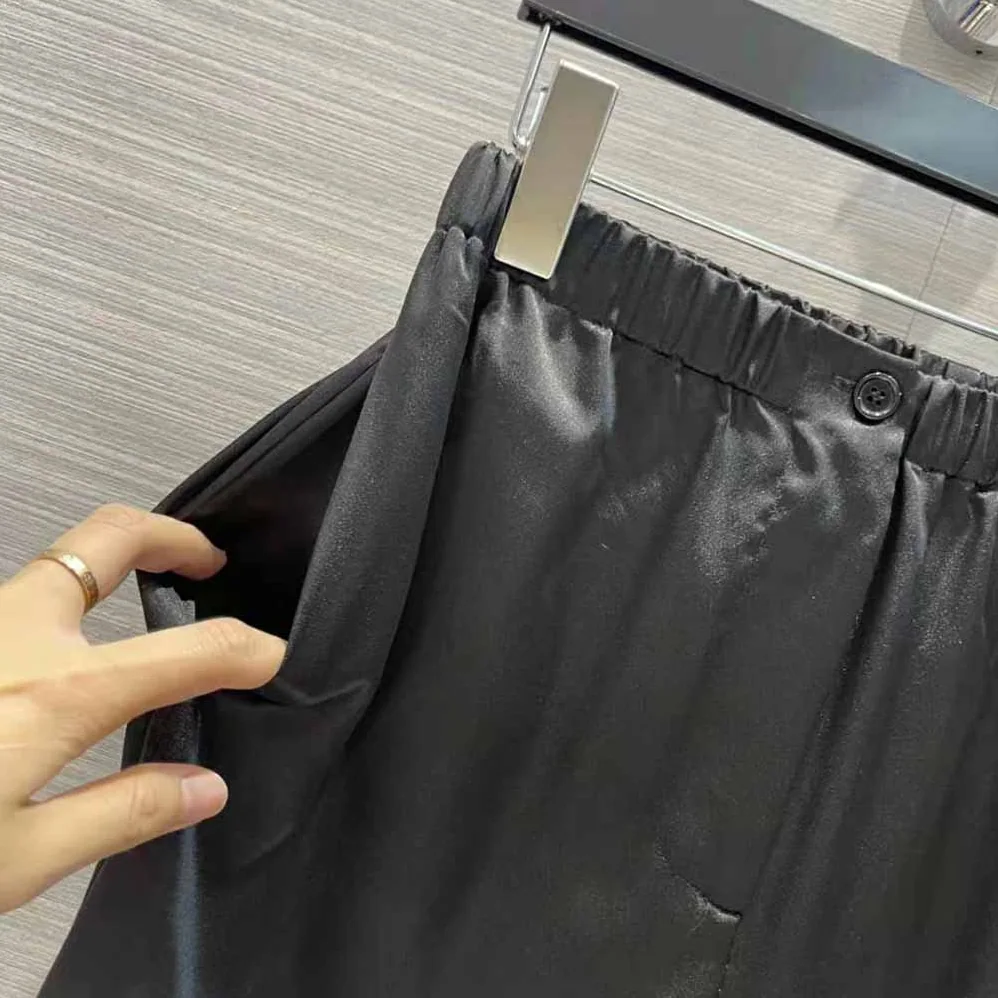 Prada Twill Pants Stand out for Their Refined Allure for Women in Black Prada Twill Pants Stand out for Their Refined Allure for Women in Black