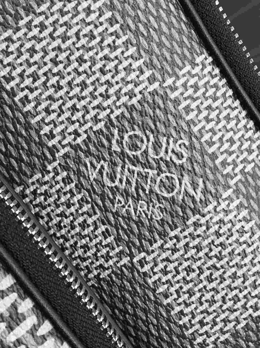 Louis Vuitton Damier Graphite 3D Amazon Sling Bag Grey / Louis Vuitton Damier Graphite 3D Amazon Sling Bag Grey /