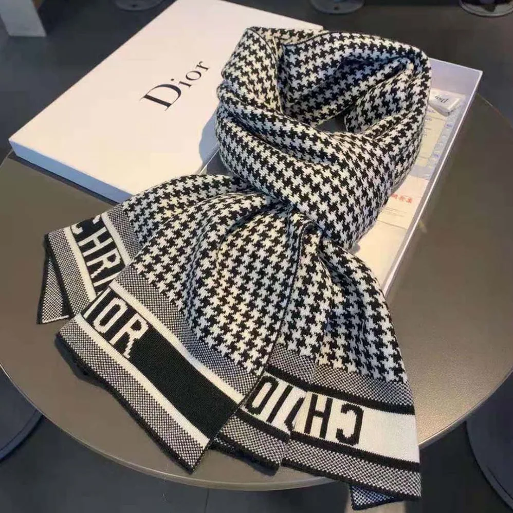Dior 30 Montaigne Scarf Black and White Houndstooth Cashmere Blend Knit for Women Dior 30 Montaigne Scarf Black and White Houndstooth Cashmere Blend Knit for Women