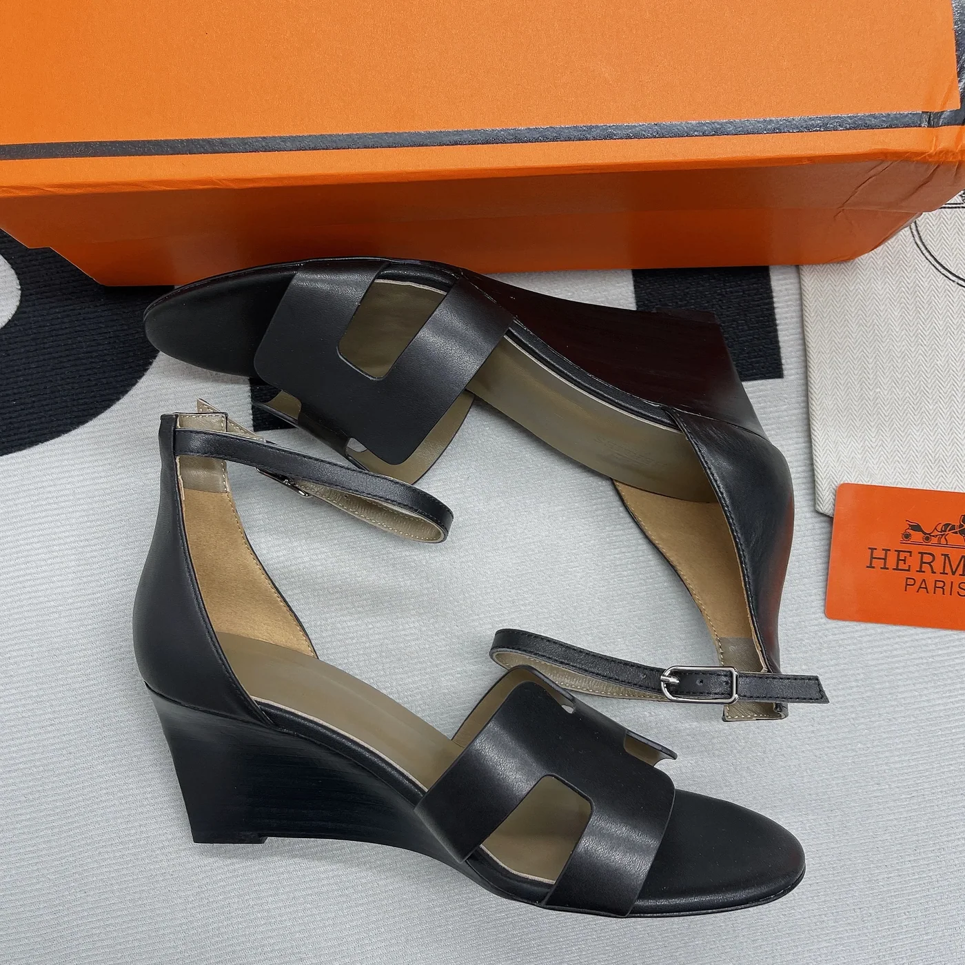 Hermes Legend Sandals Calfskin Leather Spring in Summer Collection Noir Hermes Legend Sandals Calfskin Leather Spring in Summer Collection Noir