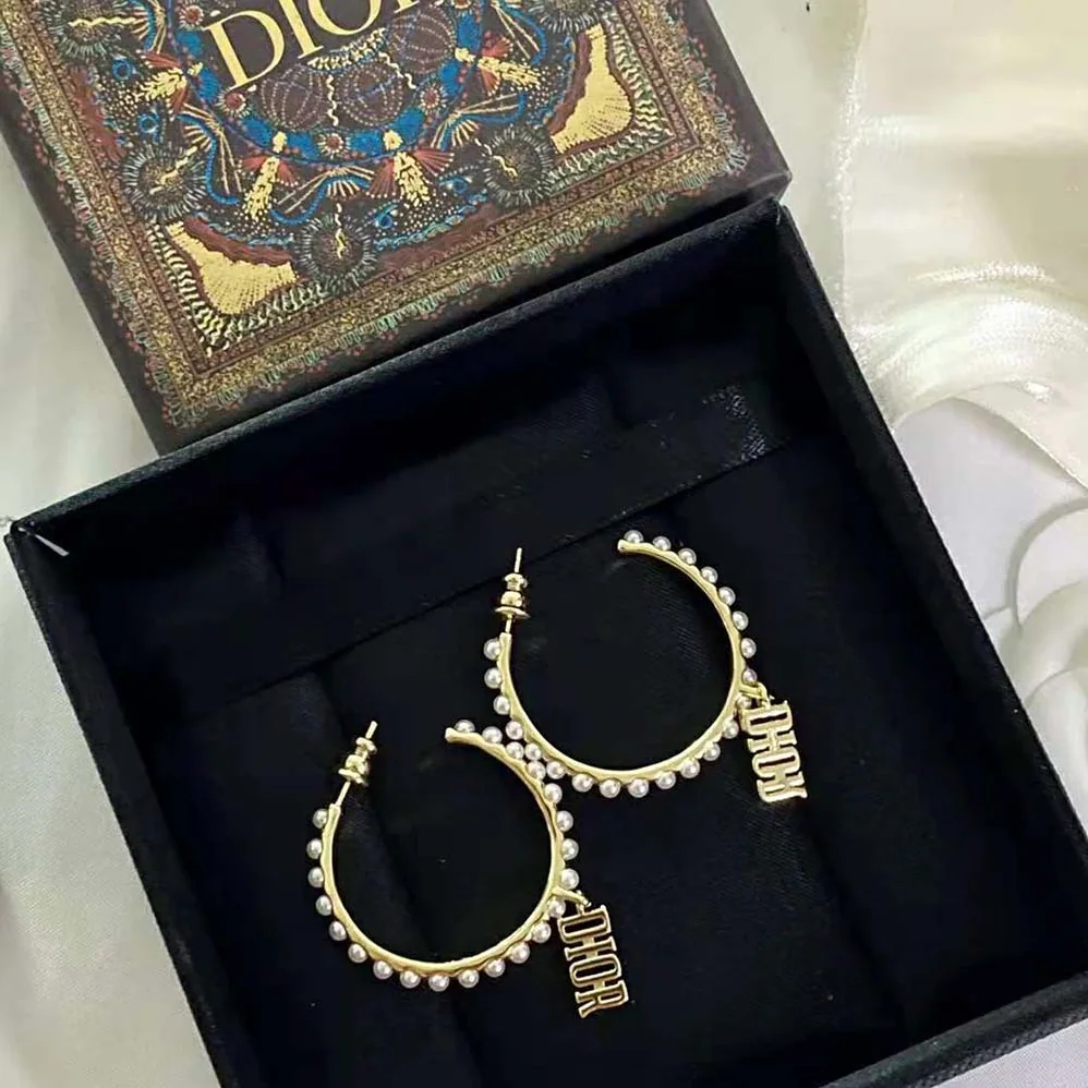 Dior Dio(r)evolution Earrings Gold-Finish Metal and White Resin Pearls for Women Dior Dio(r)evolution Earrings Gold-Finish Metal and White Resin Pearls for Women