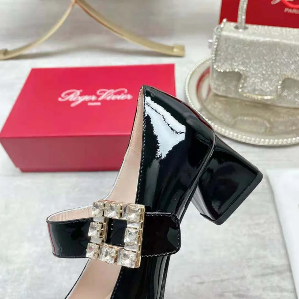 Roger Vivier Très Vivier Rhinestone Buckle Babies Pumps for Women in Black Roger Vivier Très Vivier Rhinestone Buckle Babies Pumps for Women in Black