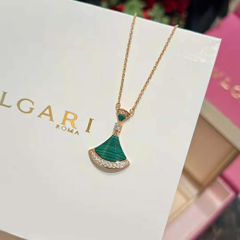 Bvlgari DIVAS' DREAM Necklace in 18 KT Rose Gold with Pendant Set for Women in Green Bvlgari DIVAS' DREAM Necklace in 18 KT Rose Gold with Pendant Set for Women in Green
