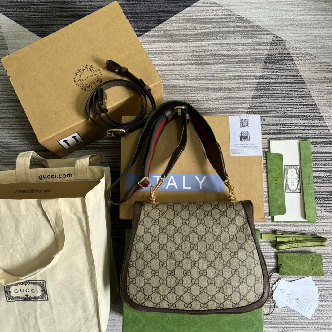 Gucci Blondie Medium Shoulder Bag / Beige/ Ebony GG Supreme Canvas Gold Hardware