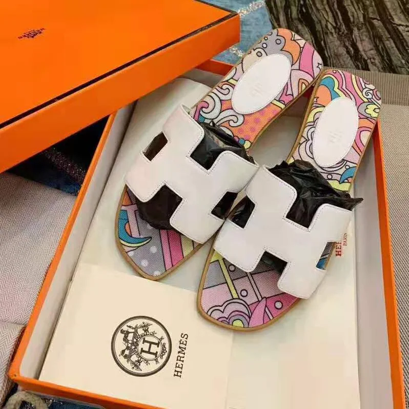 Hermes Oran Sandal in Cotton Canvas with “Faubourg Rainbow” Print for Women in White Hermes Oran Sandal in Cotton Canvas with “Faubourg Rainbow” Print for Women in White