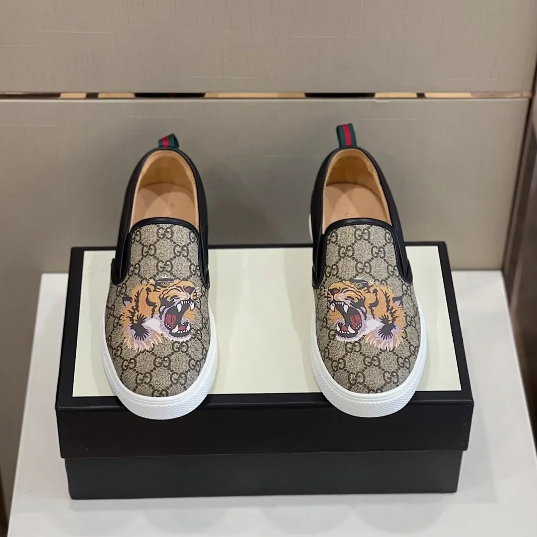 Gucci GG Supreme Slip-On With Tiger Black And Gray for Men Gucci GG Supreme Slip-On With Tiger Black And Gray for Men