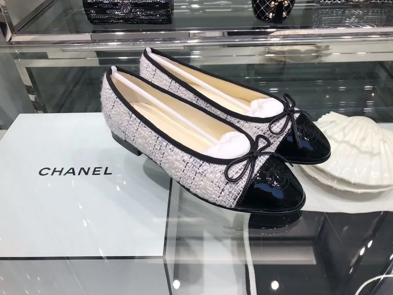 Chanel Ballerina Flats Tweed & Grosgrain Calfskin Leather Fall in Winter Collection Grey/Black