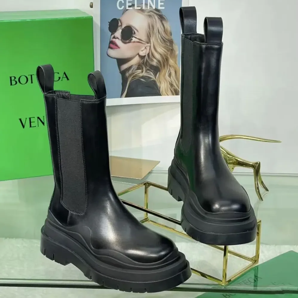 Bottega Veneta Tire Chelsea Boot in Calfskin Leather for Unisex in Black Bottega Veneta Tire Chelsea Boot in Calfskin Leather for Unisex in Black