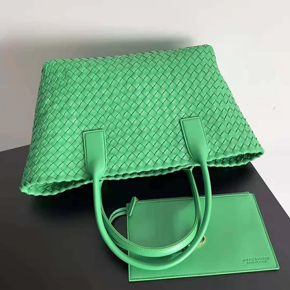 Bottega Veneta Medium Cabat Leather Tote Bag with Detachable Strap for Women in Green Bottega Veneta Medium Cabat Leather Tote Bag with Detachable Strap for Women in Green