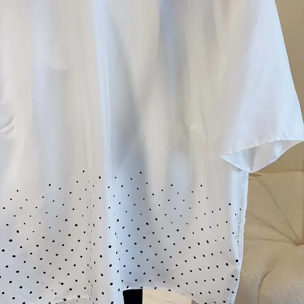 Dior Short-Sleeved Blouse with Rear Tie White Silk Twill with Black PolkaDior Motif for Women Dior Short-Sleeved Blouse with Rear Tie White Silk Twill with Black PolkaDior Motif for Women