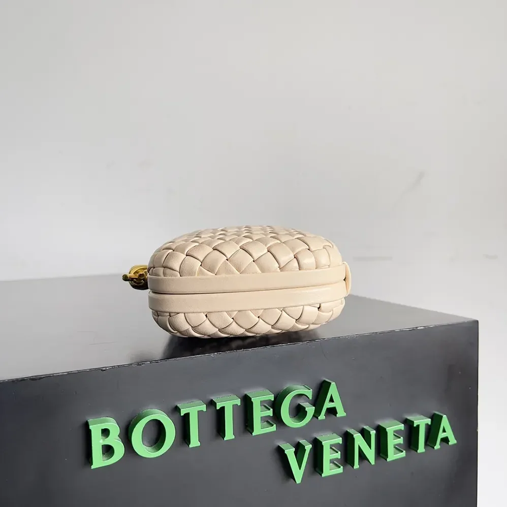 Bottega Veneta Knot Minaudière Clutch in Calfskin Leather for Women in Pink Bottega Veneta Knot Minaudière Clutch in Calfskin Leather for Women in Pink