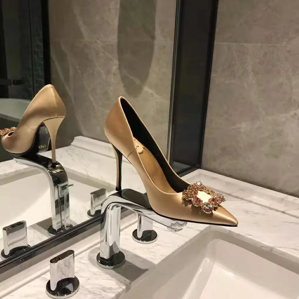 Roger Vivier Flower Strass Buckle Pumps 10.2 cm Heel for Women in Sandy Roger Vivier Flower Strass Buckle Pumps 10.2 cm Heel for Women in Sandy