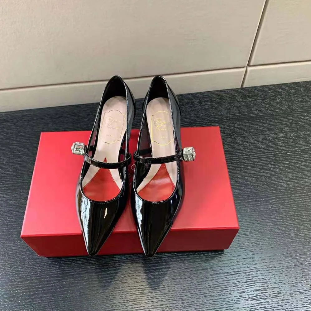 Roger Vivier Virgule Babies Pumps in Patent Leather for Women in Black