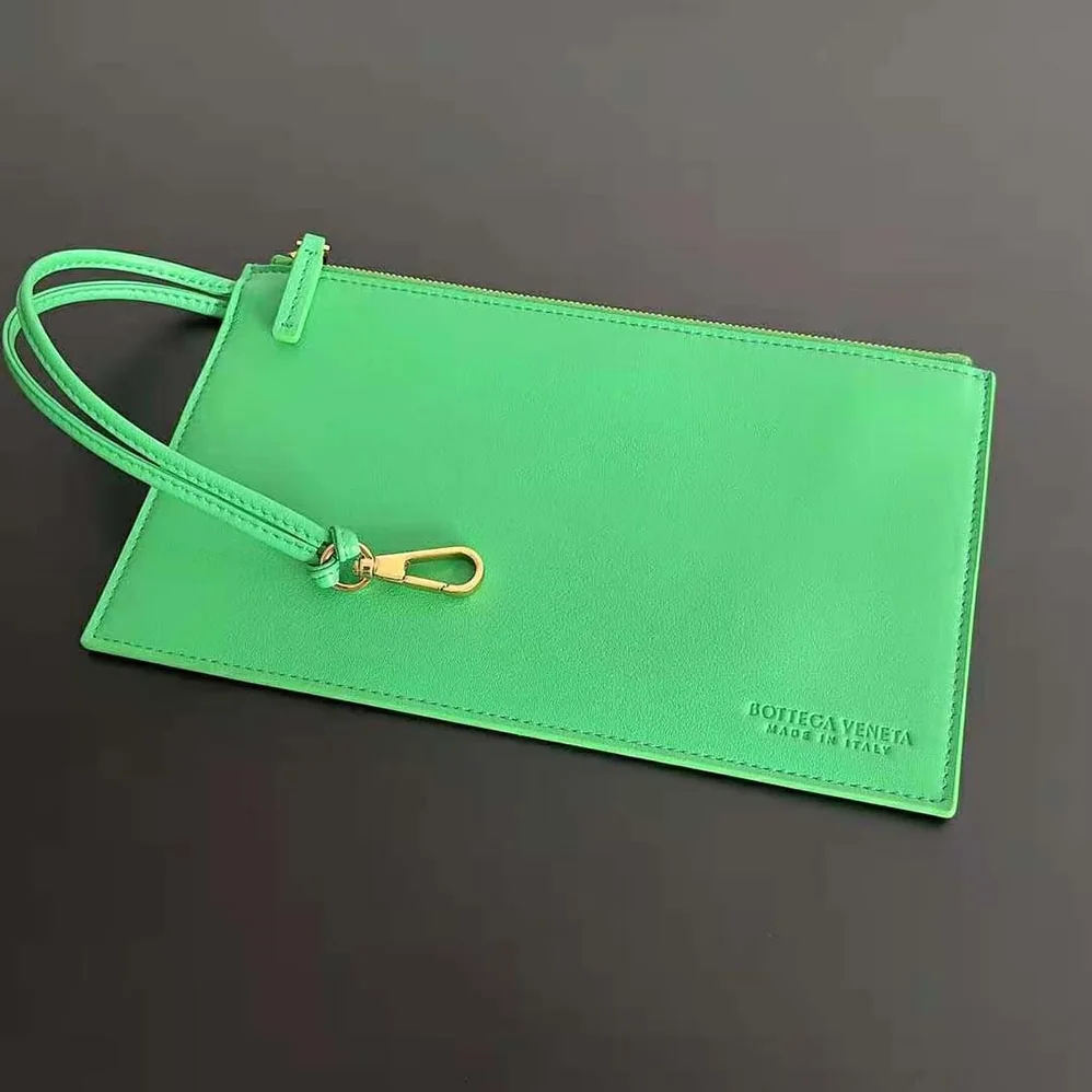 Bottega Veneta Medium Cabat Leather Tote Bag with Detachable Strap for Women in Green Bottega Veneta Medium Cabat Leather Tote Bag with Detachable Strap for Women in Green