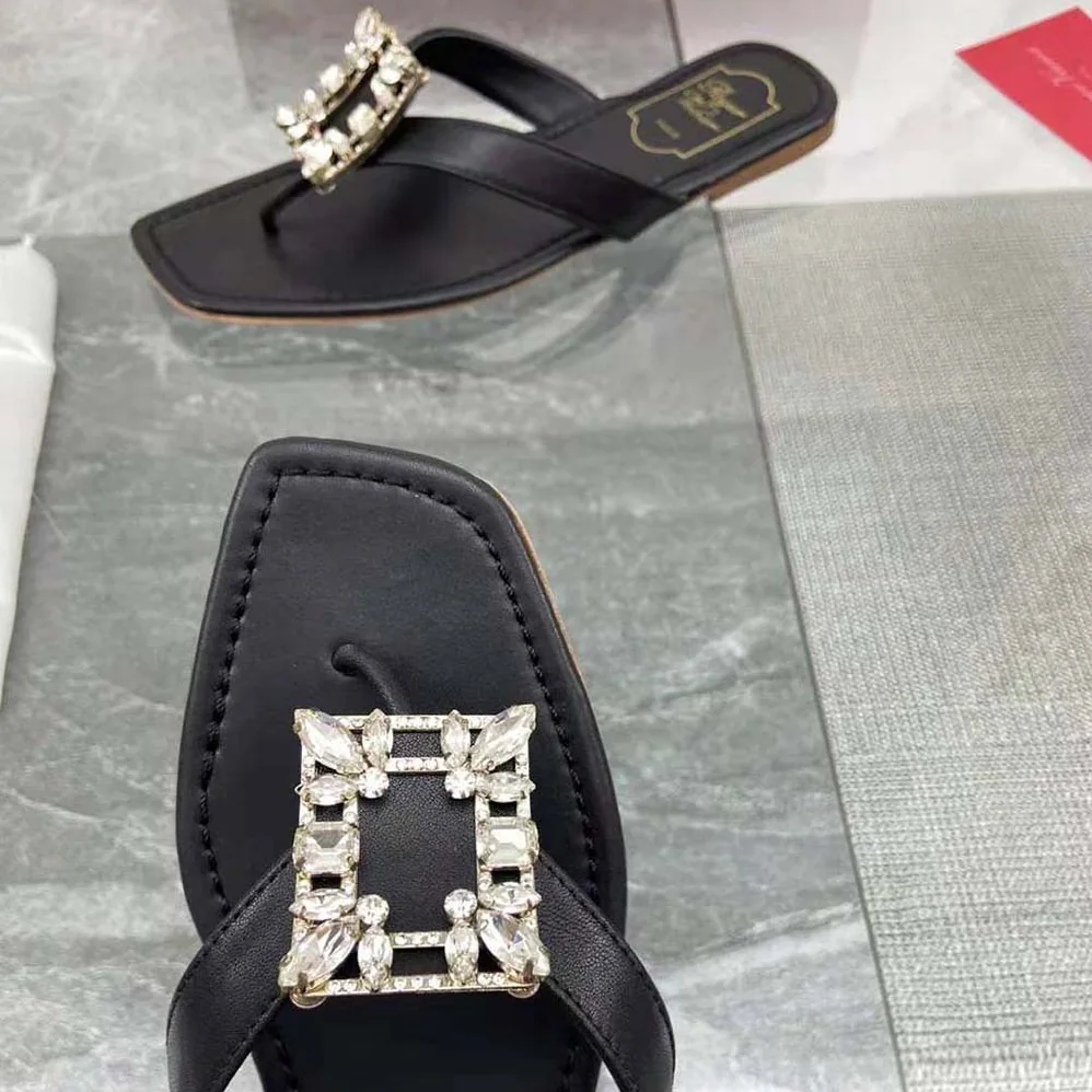 Roger Vivier Mini Broche Vivier Buckle Thong Mules in Leather for Women in Black Roger Vivier Mini Broche Vivier Buckle Thong Mules in Leather for Women in Black
