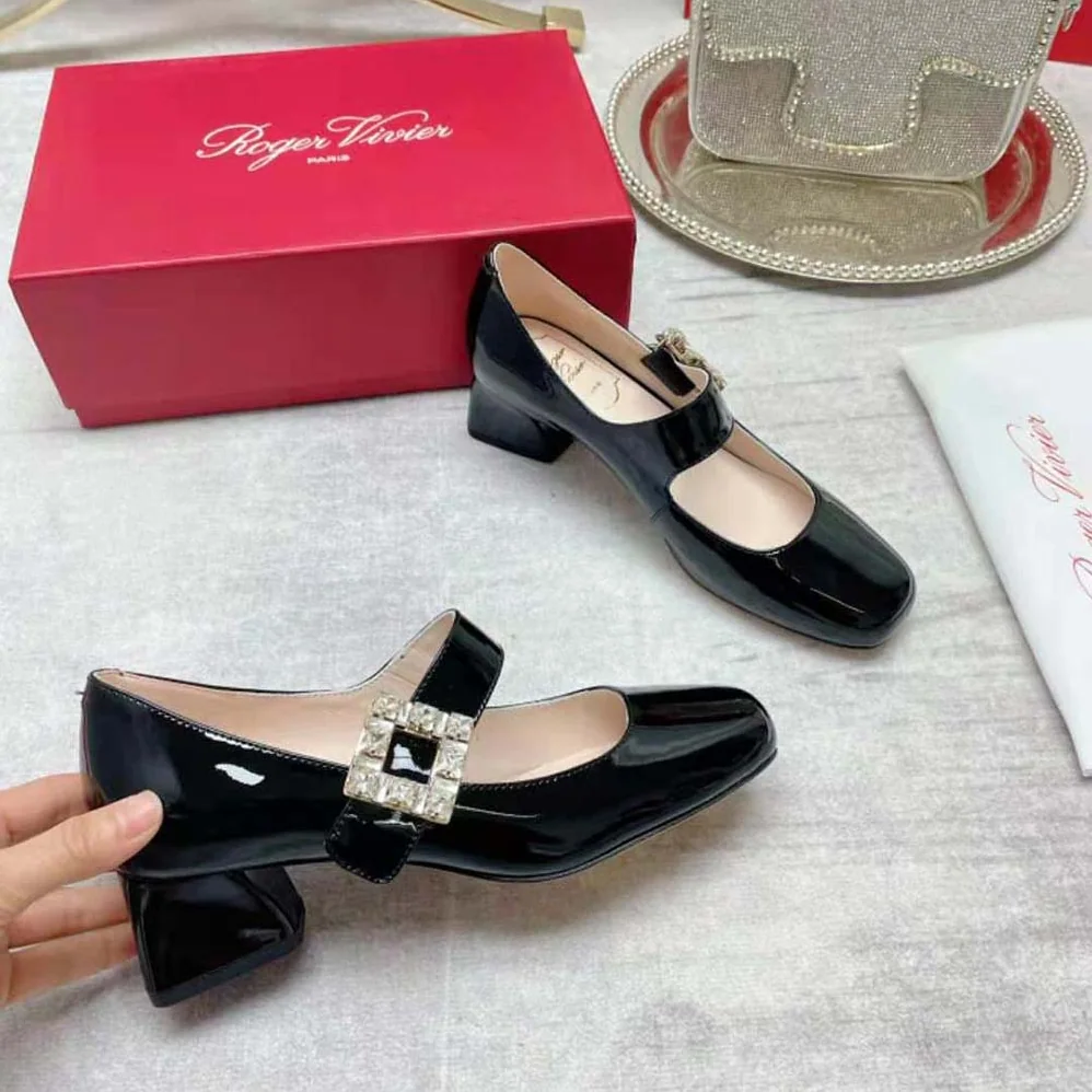 Roger Vivier Très Vivier Rhinestone Buckle Babies Pumps for Women in Black Roger Vivier Très Vivier Rhinestone Buckle Babies Pumps for Women in Black
