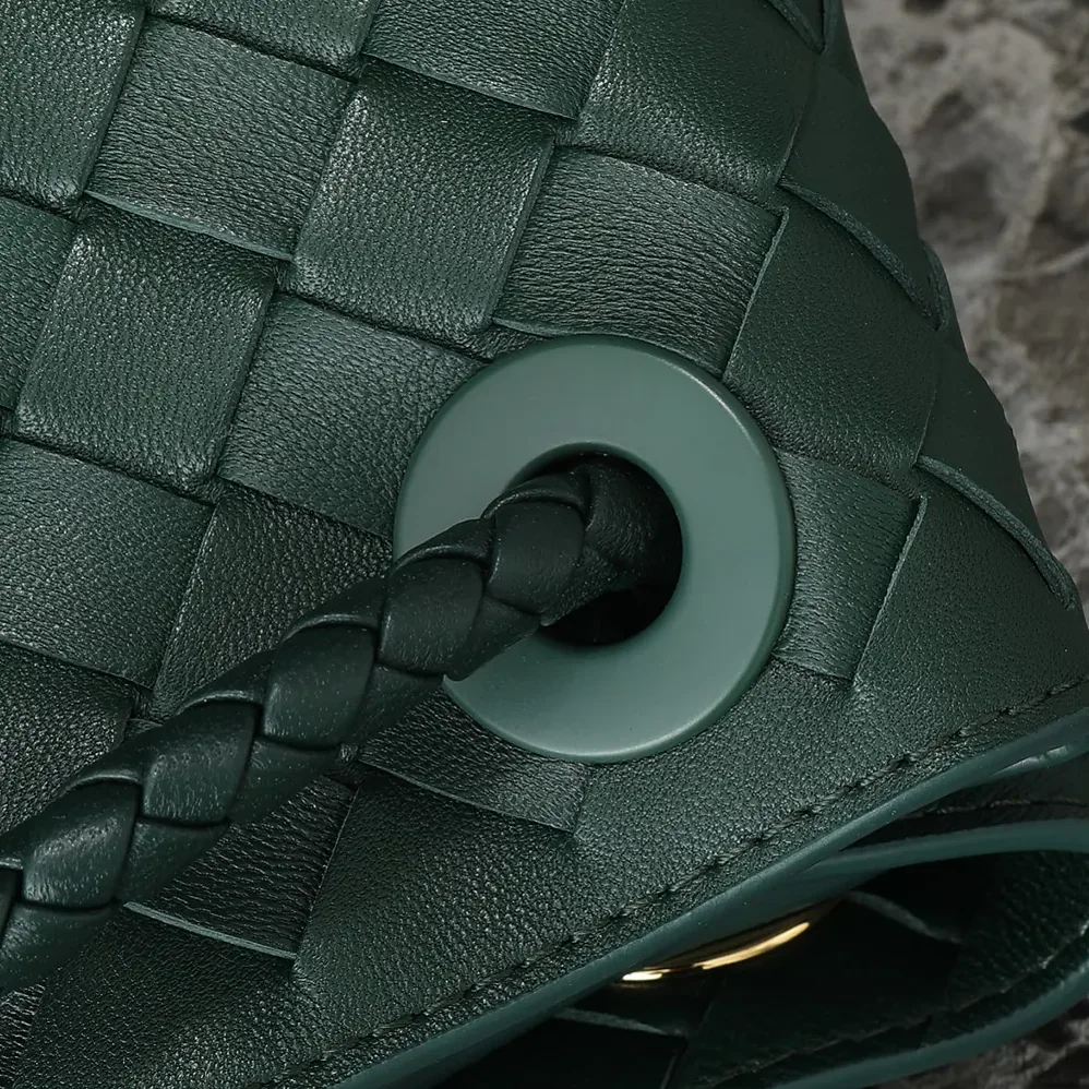 Bottega Veneta Medium Andiamo in Supple Intrecciato Leather for Women in Green