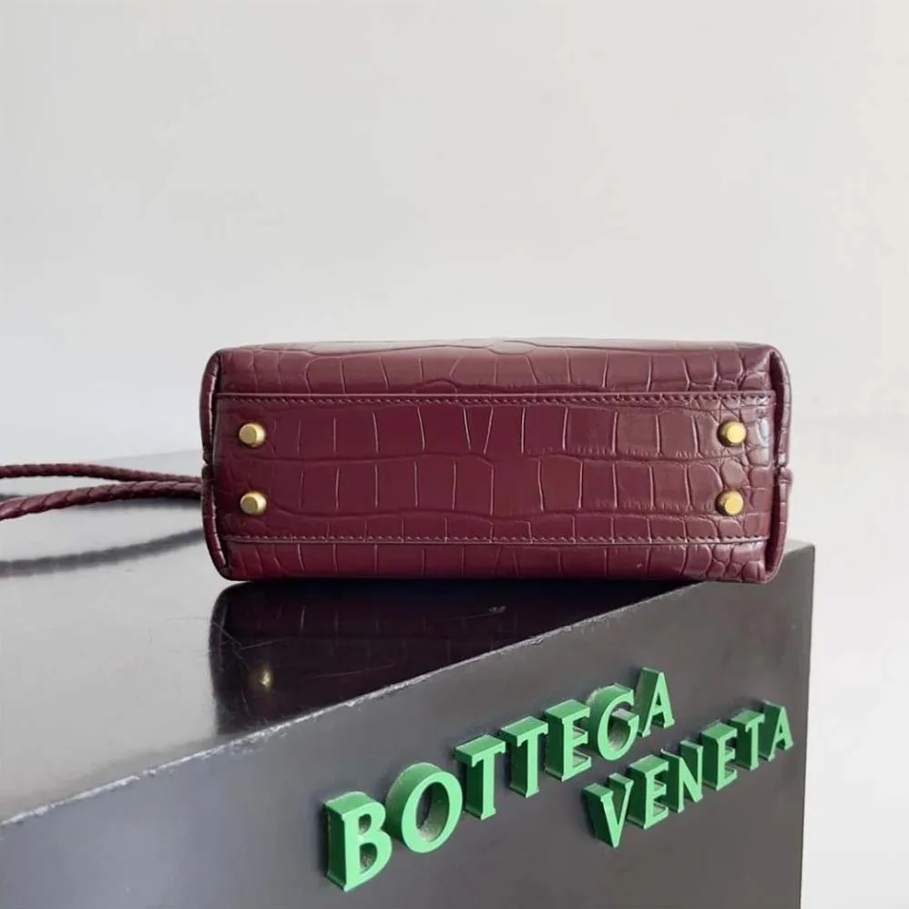 Bottega Veneta Small Andiamo Crocodile Leather Top Handle Bag for Women in Red Bottega Veneta Small Andiamo Crocodile Leather Top Handle Bag for Women in Red