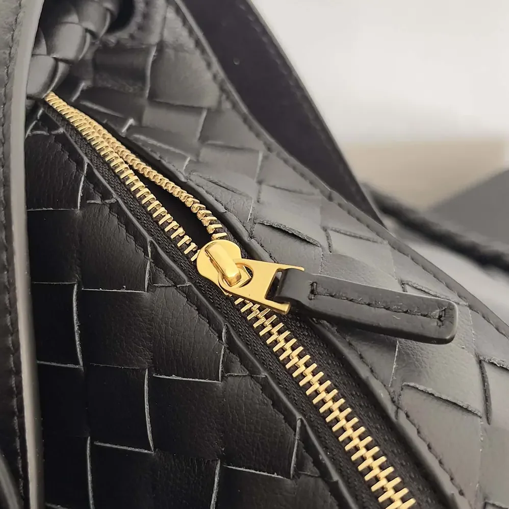 Bottega Veneta Large Andiamo in Silky Calf Leather for Women in Black/Gold