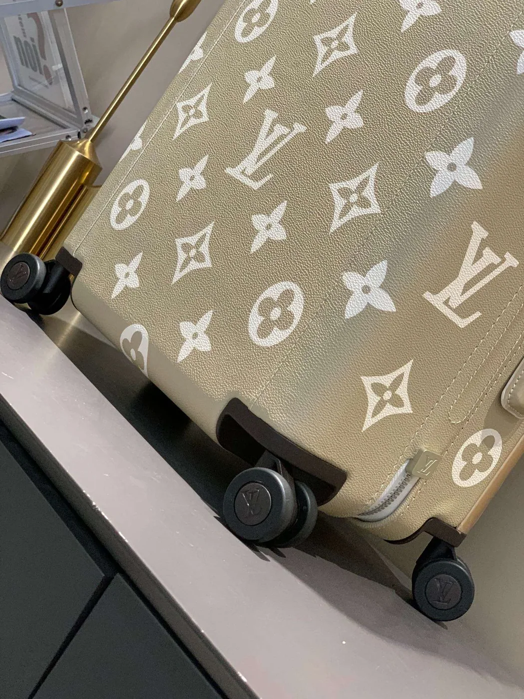 Louis Vuitton Horizon 55 Suitcase Grey Champagne Hardware Louis Vuitton Horizon 55 Suitcase Grey Champagne Hardware