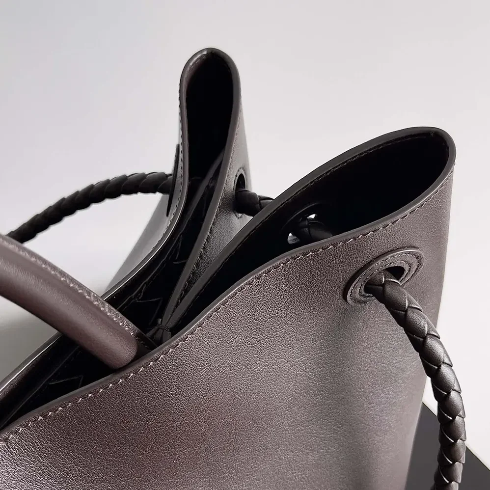 Bottega Veneta Large Andiamo in Silky Calf Leather-806010V4O922190 for Women Bottega Veneta Large Andiamo in Silky Calf Leather-806010V4O922190 for Women