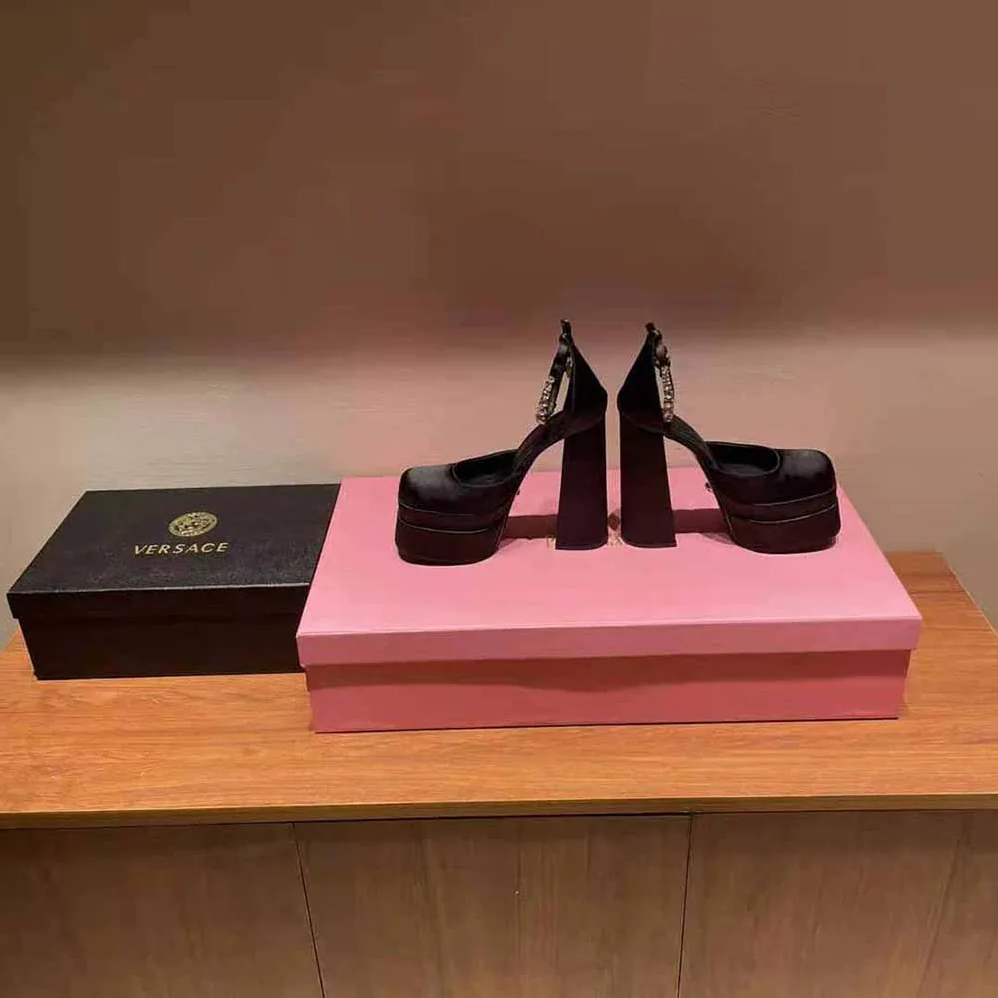 Versace Medusa Aevitas Platform Pumps for Women in Black Versace Medusa Aevitas Platform Pumps for Women in Black