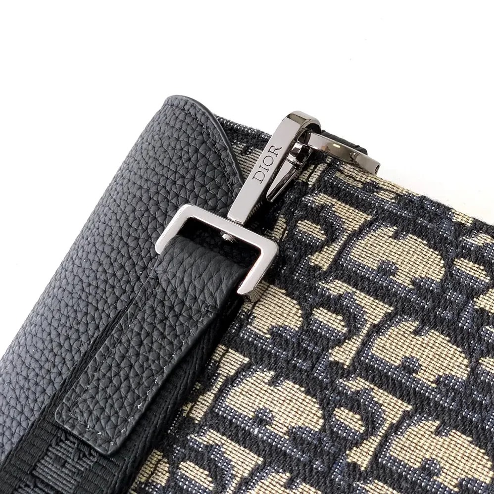 Dior Saddle A5 Triangle Pouch Beige and Black Dior Oblique Jacquard with Black Grained Calfskin for Men Dior Saddle A5 Triangle Pouch Beige and Black Dior Oblique Jacquard with Black Grained Calfskin for Men