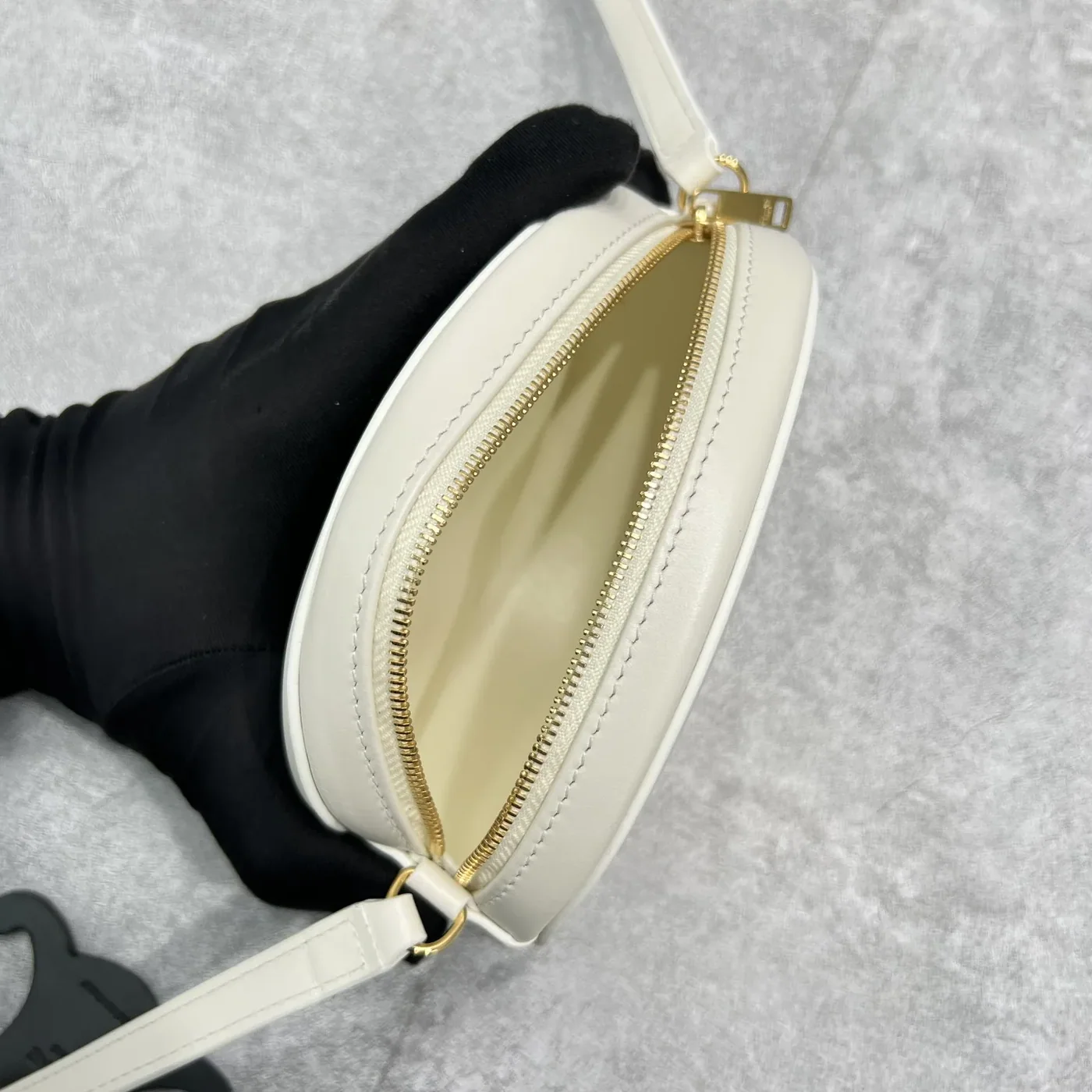 Celine Crossbody Oval Purse Cuir Triomphe White / Celine Crossbody Oval Purse Cuir Triomphe White /