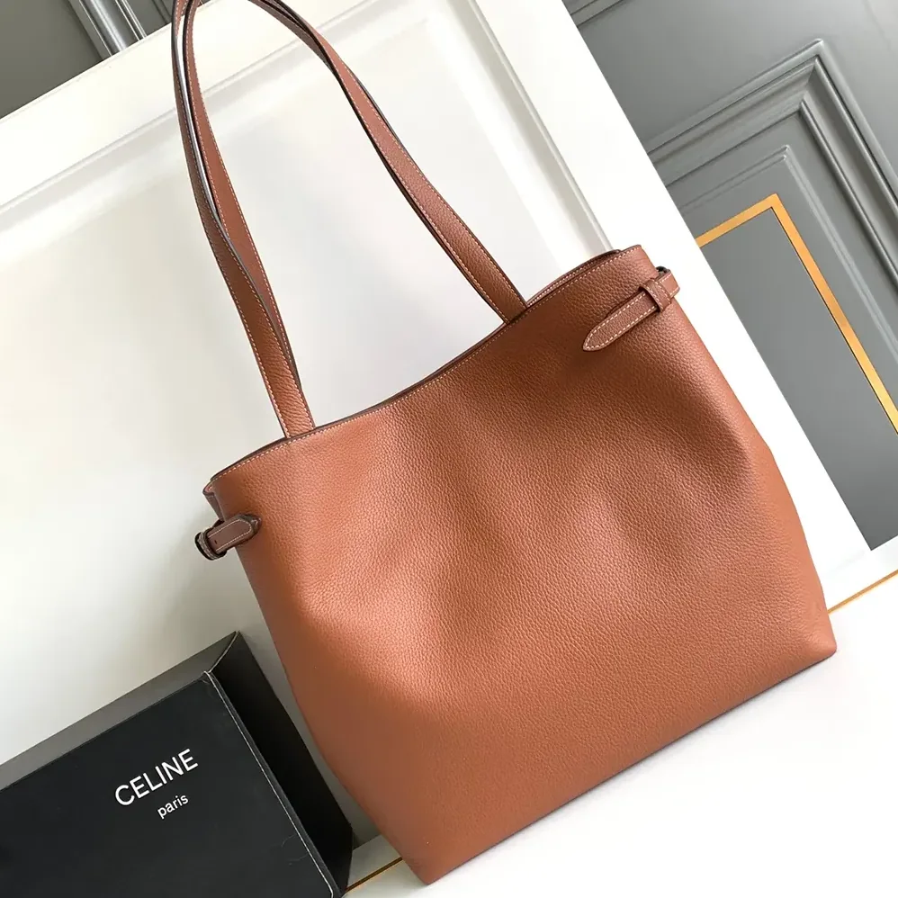 Celine Medium Cabas Anaïs Cuir Triomphe in Grained Calfskin for Women in Tan Celine Medium Cabas Anaïs Cuir Triomphe in Grained Calfskin for Women in Tan