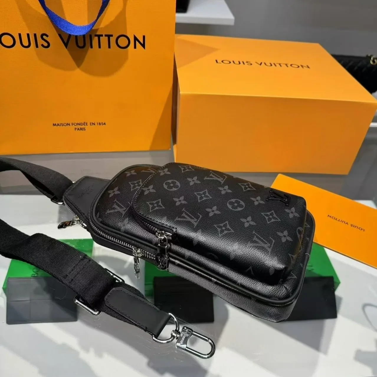 Louis Vuitton Avenue NM Slingbag Black /