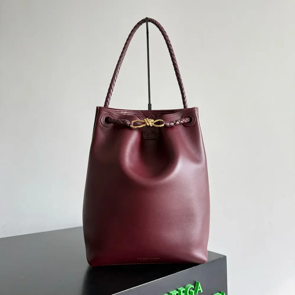 Bottega Veneta Andiamo Bucket in Silky Calf Leather for Women in Maroon