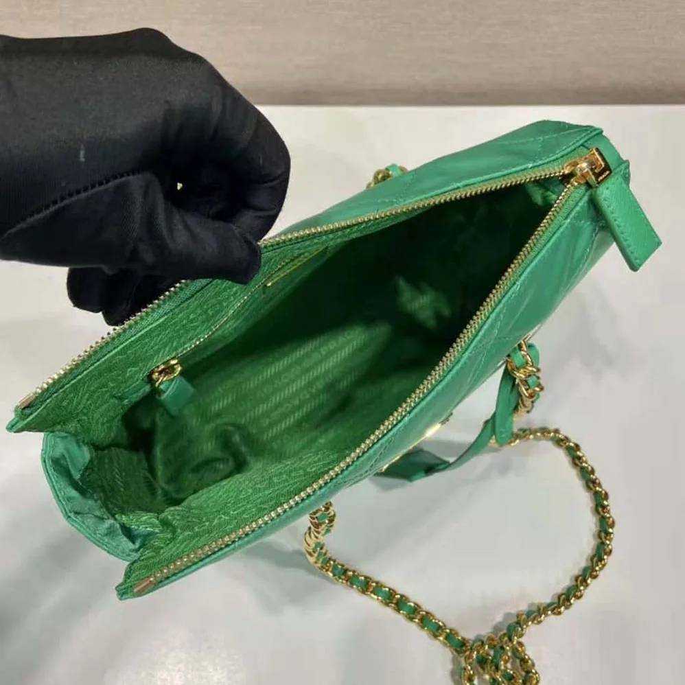 Prada Re-Edition 1995 Chaîne Re-Nylon Tote Bag for Women in Green Prada Re-Edition 1995 Chaîne Re-Nylon Tote Bag for Women in Green