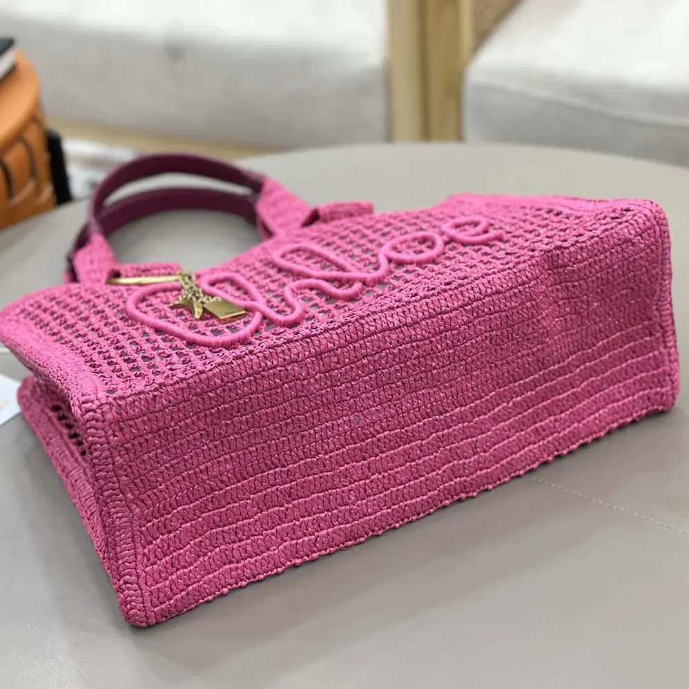 Chloe Summer Banana East-west Tote Bag in Raffia & Buffalo Leather for Women in Pink Chloe Summer Banana East-west Tote Bag in Raffia & Buffalo Leather for Women in Pink