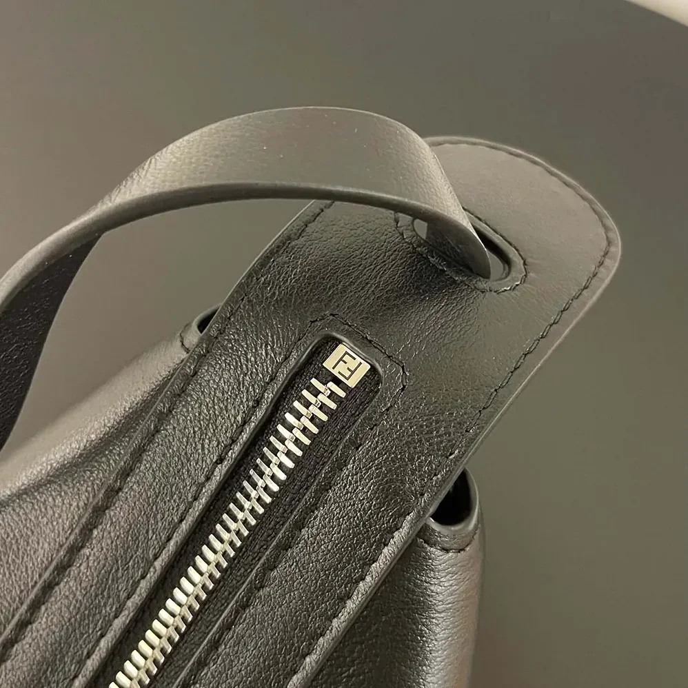 Fendi Simply Fendi Medium Black Leather Bag for Unisex