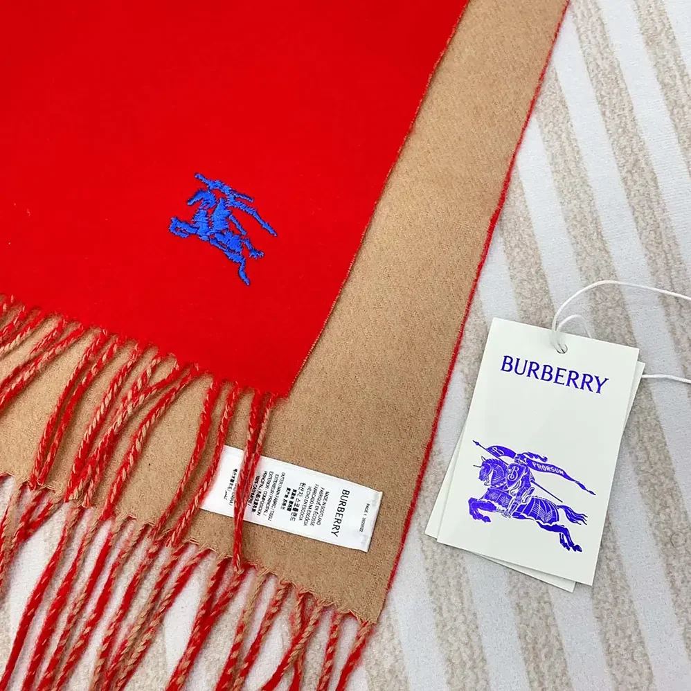 Burberry Reversible Cashmere Scarf for Unisex in Red Burberry Reversible Cashmere Scarf for Unisex in Red