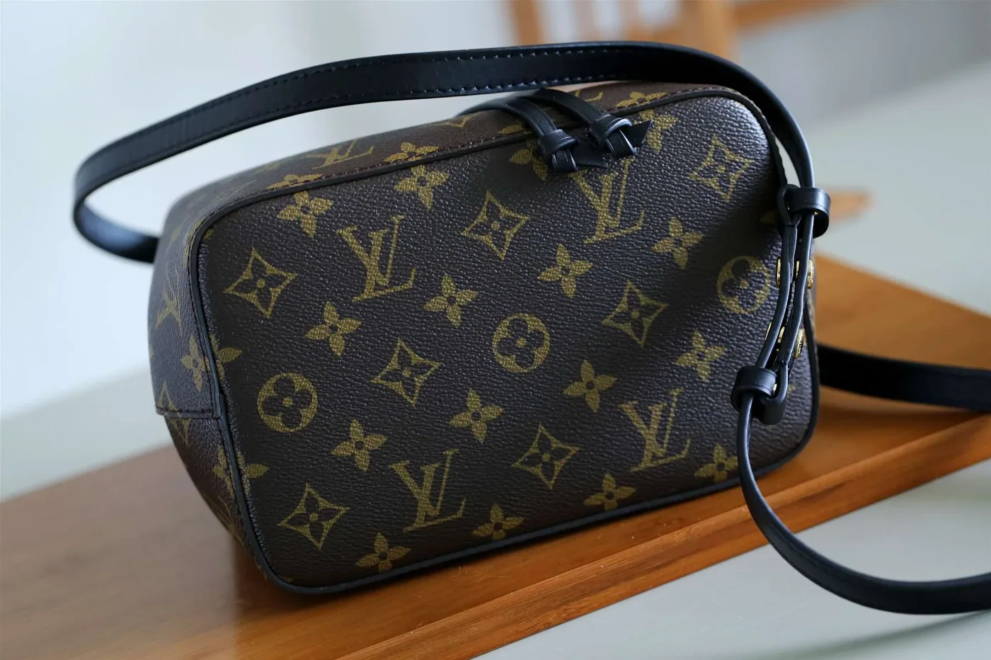 Louis Vuitton NeoNoe MM Bucket Bag Brown / LV Louis Vuitton NeoNoe MM Bucket Bag Brown / LV