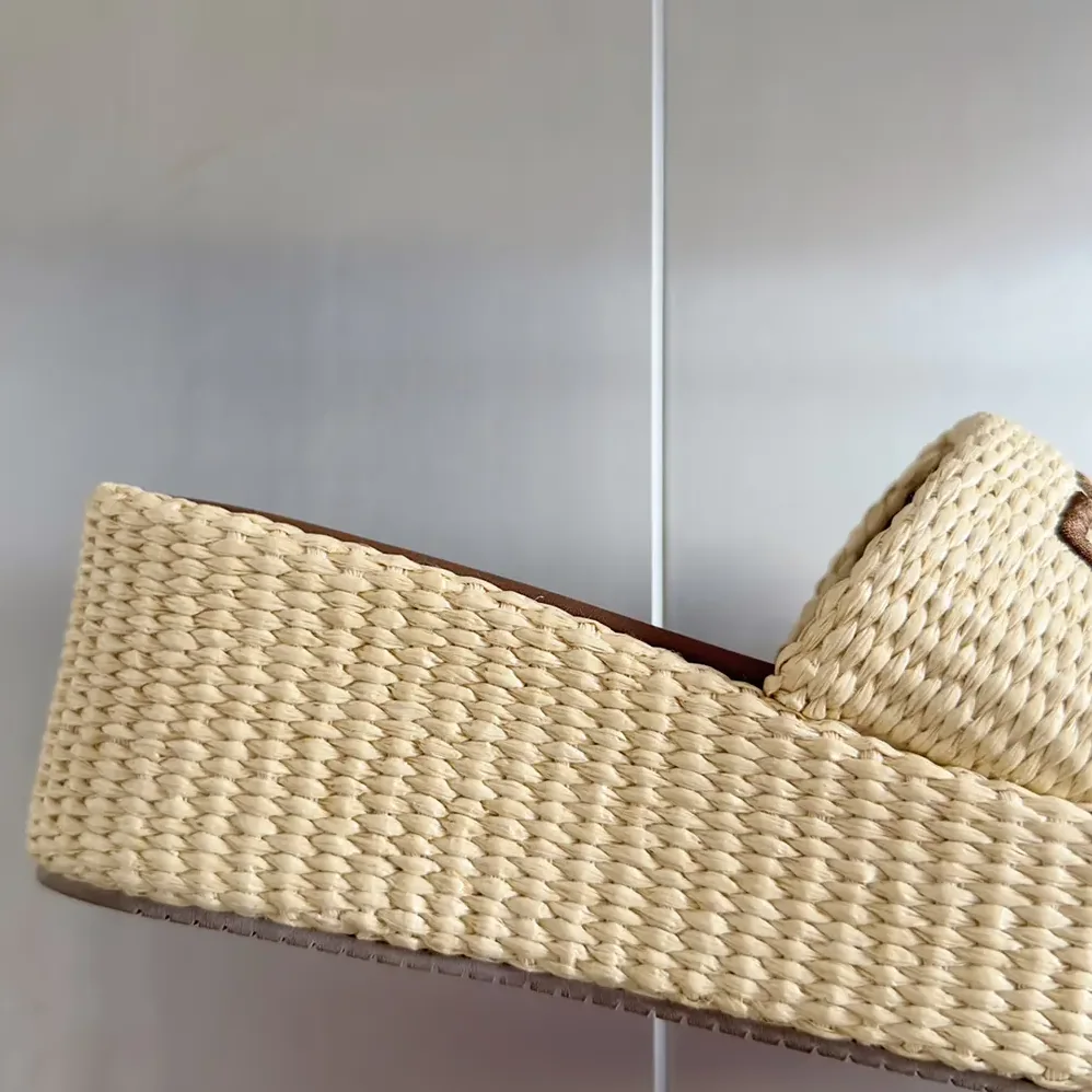 Fendi Fendi Sunshine Beige for Women in Brown Raffia Flatform Slides