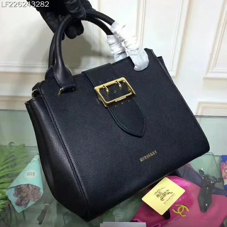 Burberry Medium Buckle Tote in Grainy Leather in Black
