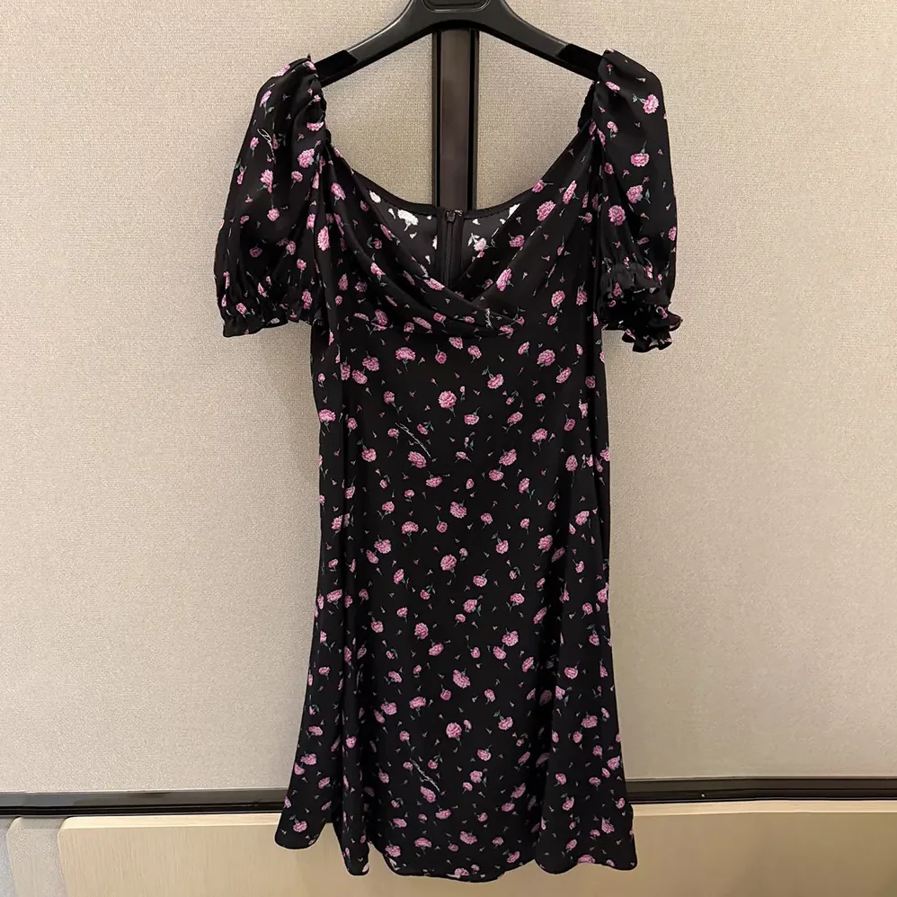 Dolce Gabbana D&G Carnations for Women in Print Dress Dolce Gabbana D&G Carnations for Women in Print Dress