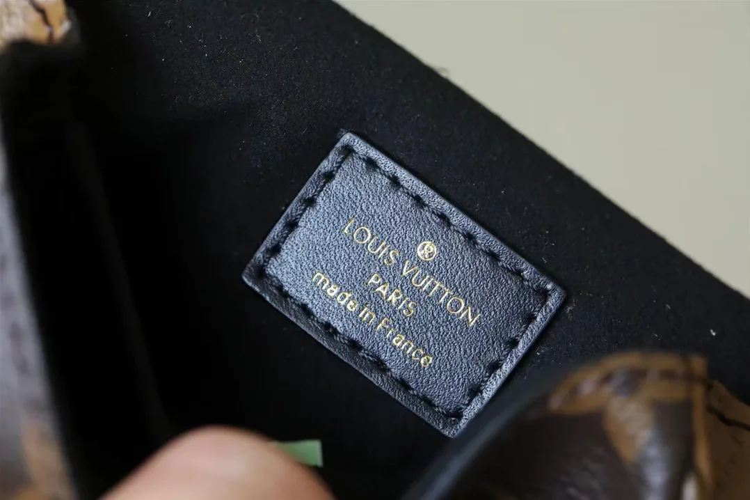 Louis Vuitton Micro Metis Pochette Shoulder Bag / Brown Monogram Canvas Gold Hardware Louis Vuitton Micro Metis Pochette Shoulder Bag / Brown Monogram Canvas Gold Hardware