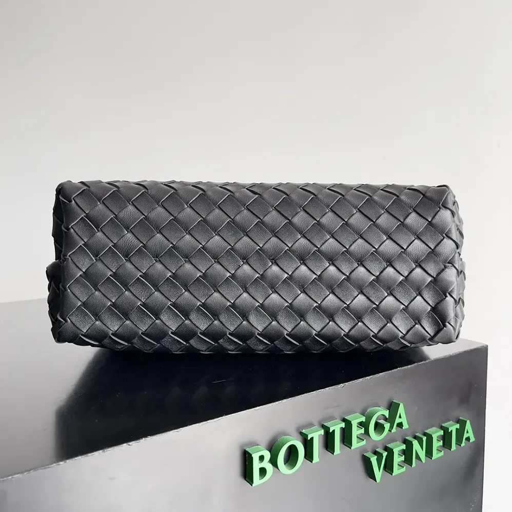 Bottega Veneta Medium Andiamo in Supple Intrecciato Leather for Women in Black/Gold